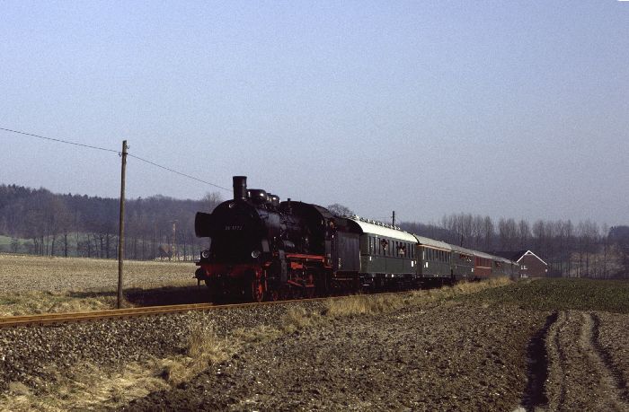 38&nbsp;1772 mit Sonderzug Richtung Ibbenbüren hinter Bad Iburg, um 12:30h am 19.02.1984