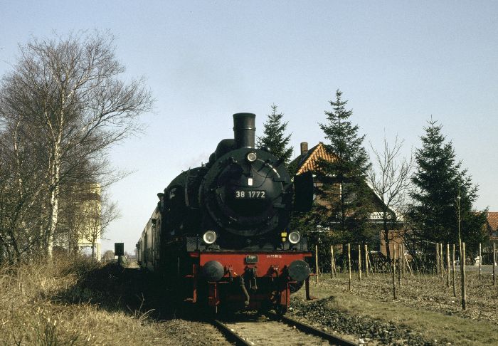 38&nbsp;1772 mit Sonderzug von Buxtehude nach Harsefeld, fotografiert beim Halt in Apensen, um 13.10h am 18.03.1984