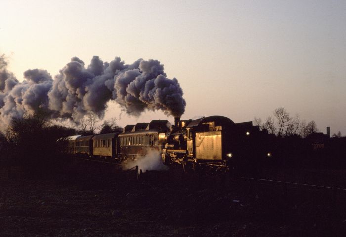 38&nbsp;1772&nbsp;Tv hat nun auch den historischen Triebwagen der BHE mit den typischen hohen Dachaufbauten im Schlepp, Sonderzug zurück nach Buxtehude, Ausfahrt Harsefeld, um 18:07h am 18.03.1984