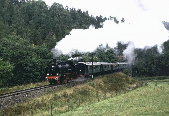 38&nbsp;1182 mit Sonderzug hinterm Lochguttunnel zwischen Wünschendorf und Berga, 10.09.1983