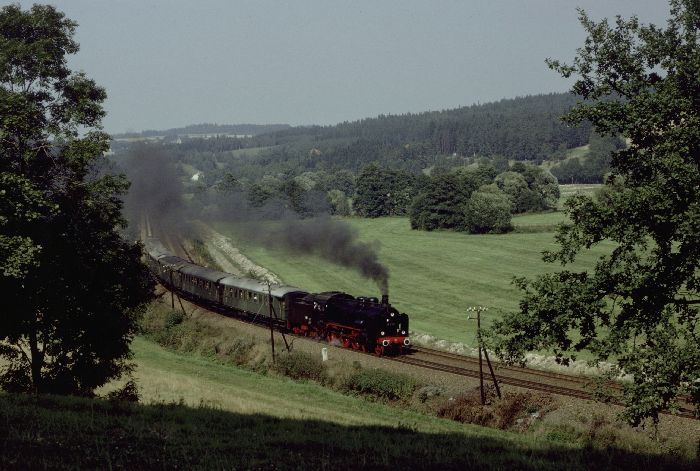 38&nbsp;1182 bei Scheinanfahrt mit Sonderzug bei Ebersreuth (Adorf), am 10.09.1983