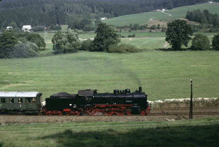 38&nbsp;1182 bei Scheinanfahrt mit Sonderzug bei Ebersreuth (Adorf), am 10.09.1983