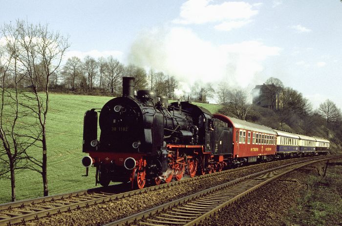 38&nbsp;1182 mit Rheingold-Sonderzug bei Jocketa, am 27.04.1984