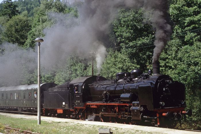 38&nbsp;1182 in Schwarzburg am Bahnsteig, am 09.08.1997