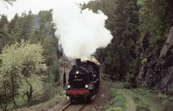 38&nbsp;1182 mit Sonder-Leer-Reisezug bei Lückenmühle (Oberland), am 06.05.1998