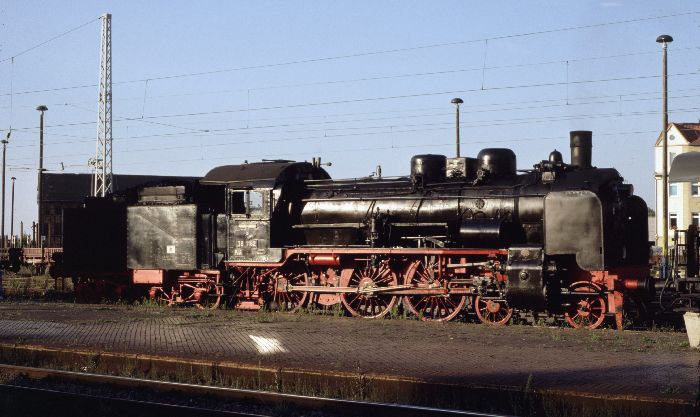 38&nbsp;1182 im Bahnhof Arnstadt, abends am 15.08.1998