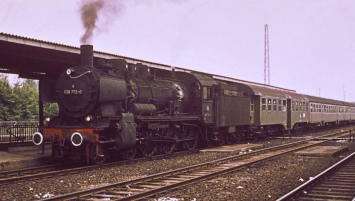 38&nbsp;1772 (als 038&nbsp;772) der DB mit Eilzug im Bahnhof Eutingen, im Februar 1973