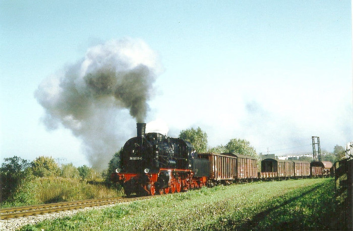 38&nbsp;205 mit Foto-Güterzug hinter Zwönitz, im Oktober 1996
