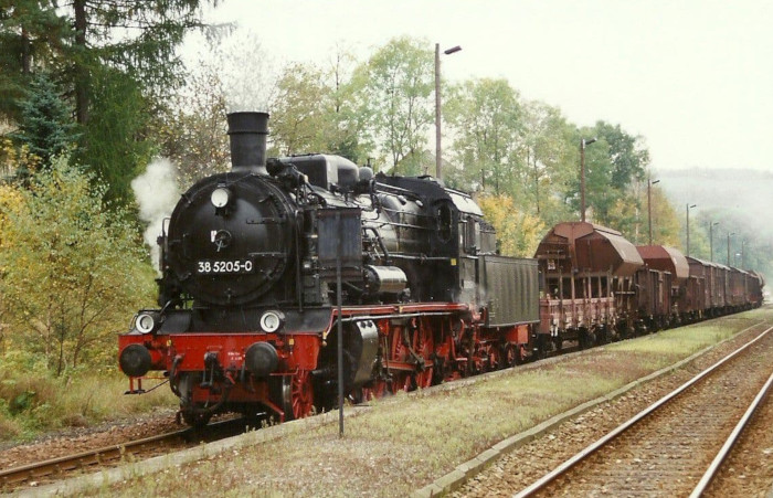 38&nbsp;205 vor Foto-Güterzug Nr.81995 in Burkhardsdorf, um 15:45h am 14.10.1996