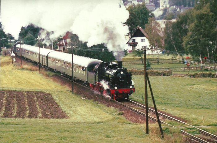 38&nbsp;205 vor Sonderzug bei Grünstädtl, am 13.09.1997
