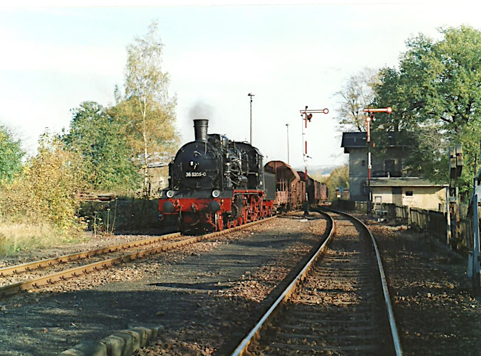 38&nbsp;205 mit Sonder-Güterzug in Lößnitz oberer Bahnhof, am 14.10.1996