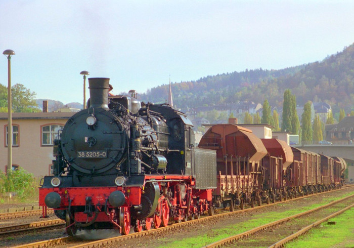 38&nbsp;205 vor Foto-Güterzug Nr.81995 in Aue, um 14:30h am 14.10.1996