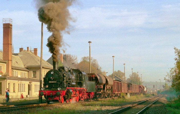 38&nbsp;205 vor Sonder-Güterzug Nr.81994 im Bahnhof Thalheim, um 11:00h am 14.10.1996