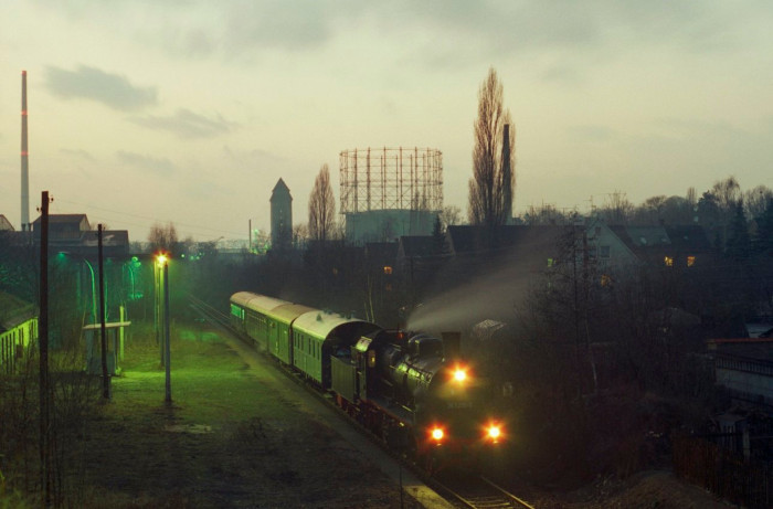 38&nbsp;205 mit Sonderzug in der Abenddämmerung am Hp Chemnitz-Reichenhain, Oktober 1996