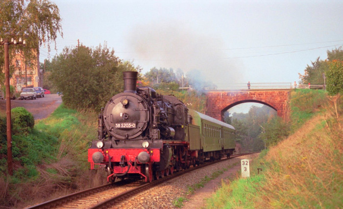 38&nbsp;205 mit Sonder-Personenzug hinter der Steinbrücke bei Wechselburg, am 14.10.1996