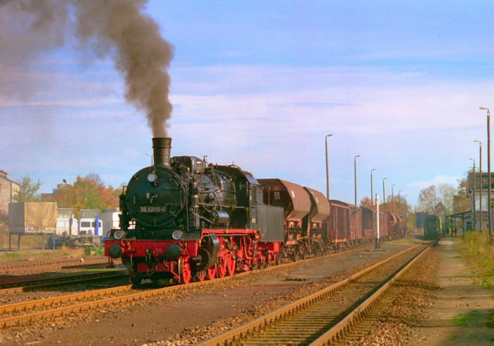 38&nbsp;205 vor Foto-Güterzug Nr.81995 in Zwönitz, um 15:15h am 14.10.1996