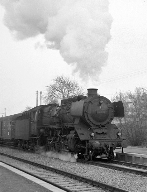 39&nbsp;035 mit P&nbsp;2740 bei Abfahrt im Bahnhof Schwaikheim, am 10.11.1964