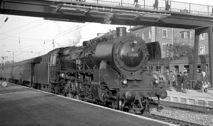 39&nbsp;149 vor dem P&nbsp;2723 in Backnang, am 21.09.1965