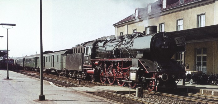 39&nbsp;149 vor Personenzug im Stuttgarter Einsatzgebiet etwa 1965
