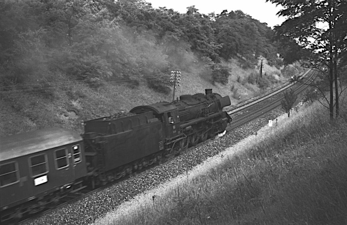 39&nbsp;149 mit D&nbsp;919 Richtung Stuttgart bei Nufringen, Juli 1966