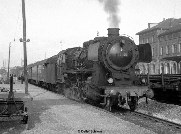 39&nbsp;155 ist soeben mit P&nbsp;2723 in Backnang eingetroffen, am 22.07.1965