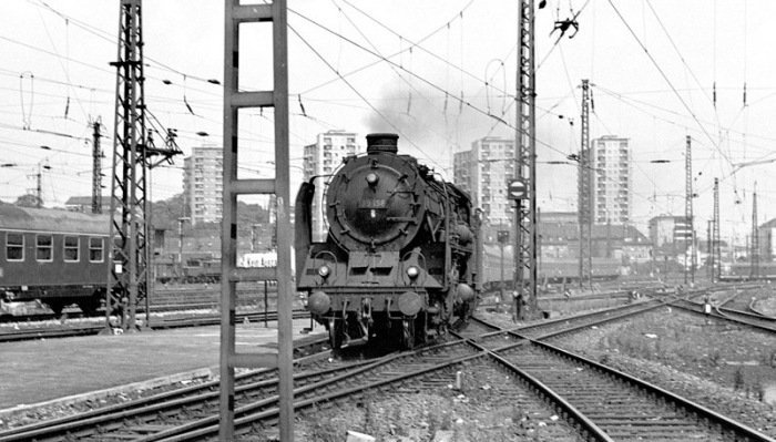 39&nbsp;196 trifft mit dem D&nbsp;919 Richtung Zürich/Singen in Stuttgart Hauptbahnhof gerade ein, am 24.07.1966