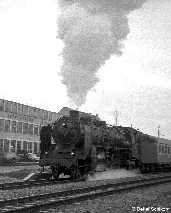 39&nbsp;196 mit P&nbsp;2751 bei Abfahrt im Bahnhof Schwaikheim, am 13.01.1965