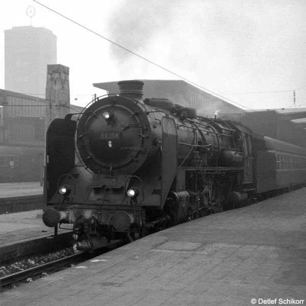 39&nbsp;196 vor dem Konstanzer Eilzug E&nbsp;594 wartet auf Abfahrt in Stuttgart Hbf, am 25.02.1965