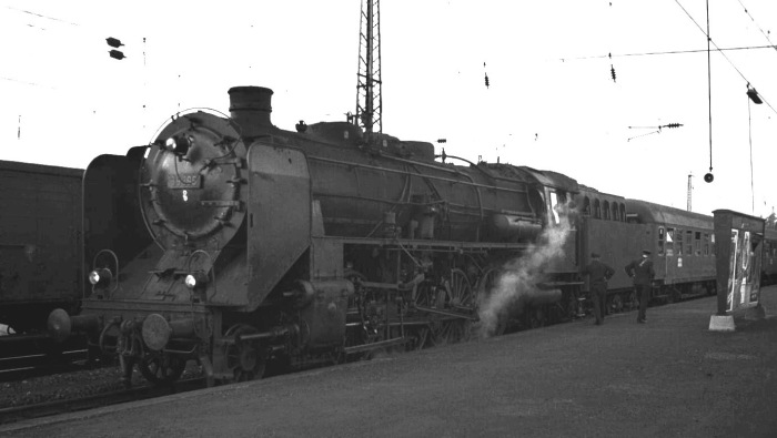 39&nbsp;196 vor dem D&nbsp;920 Richtung Singen/Italien in Böblingen, am 17.06.1966