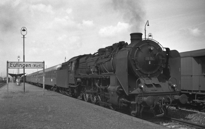 39&nbsp;196 mit D&nbsp;919 Richtung Stuttgart beim Halt in Eutingen, am 24.07.1966