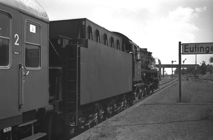 39&nbsp;196 mit D&nbsp;919 Richtung Stuttgart beim Halt in Eutingen, am 24.07.1966
