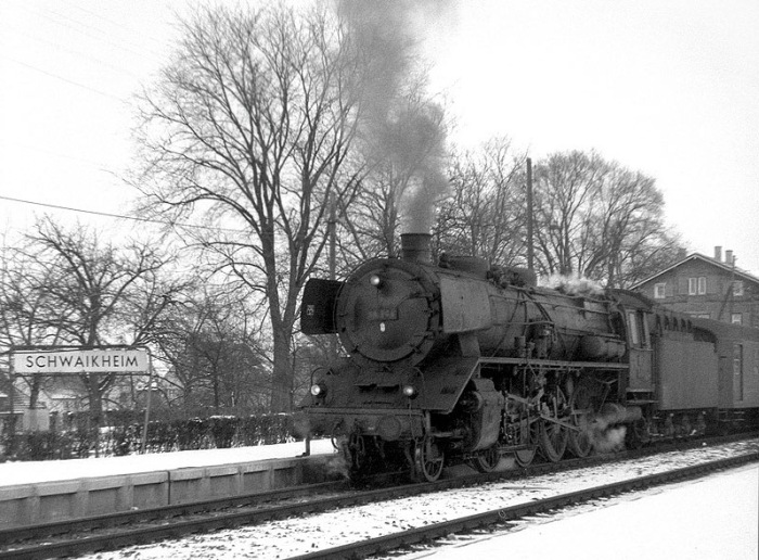 39&nbsp;204 mit Personenzug 2740 Richtung Stuttgart beim Halt in Schwaikheim, am 20.02.1965