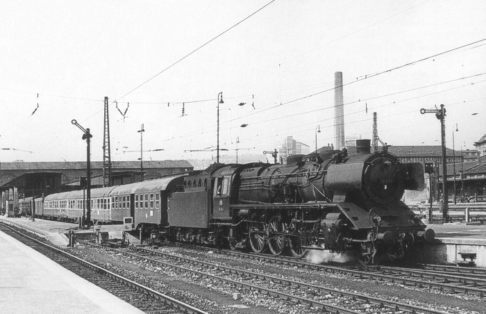 39&nbsp;204 vor Eilzug E&nbsp;594 in Stuttgart&nbsp;Hbf, am 07.05.1964