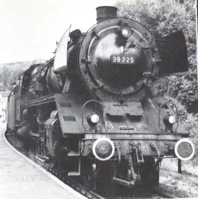 39&nbsp;225 vor P&nbsp;1564 in Urft-Steinfeld, am 24.02.1962