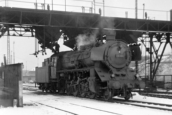 39&nbsp;254 im Bahnbetriebswerk Stuttgart an der Bekohlungsanlage, am 19.02.1965