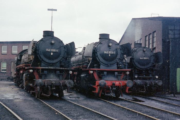 042&nbsp;096, 042&nbsp;073 und 044&nbsp;888 im Bw Emden, am 18.03.1975