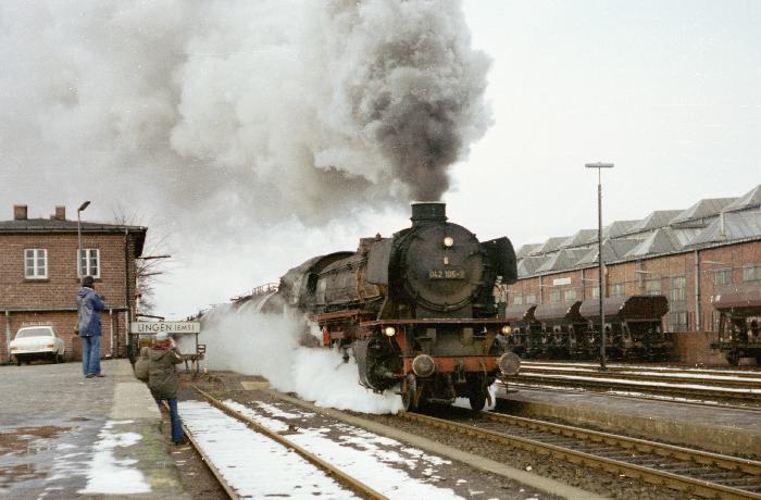042&nbsp;105 mit Güterzug Richtung Rheine durchfährt den Bahnhof Lingen, um 17:25h am 18.03.1975