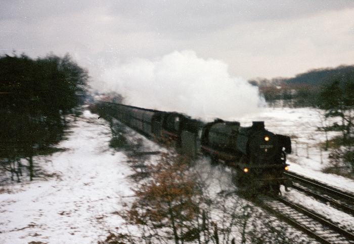 042&nbsp;202 + unbekannte 043 mit Erzwagenzug, nördlich von Lingen, am 18.03.1975