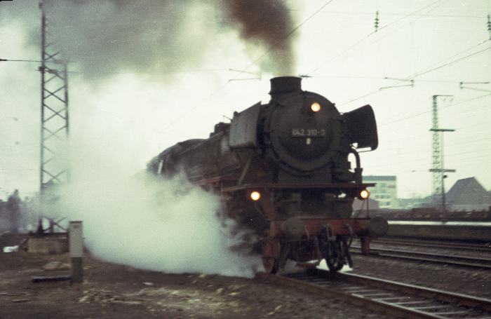 042&nbsp;310 mit Güterzug Durchfahrt Rheine Pbf, am 20.03.1975