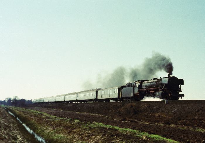 042&nbsp;320 donnert mit Höchstgeschwindigkeit (überschritten?) in Richtung Norden mit D&nbsp;735, fotografiert bei Lathen am 21.03.1975