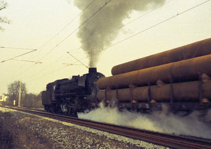 042&nbsp;363&nbsp;Tv mit Güterzug Richtung Salzbergen, nördlich von Rheine, um 9:40h am 22.03.1975