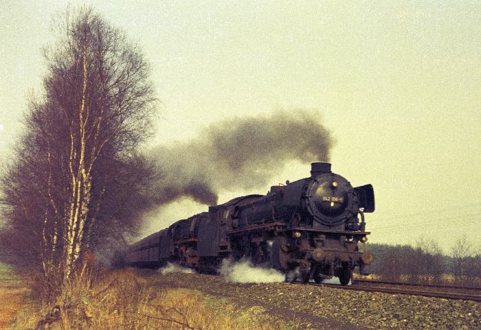 042&nbsp;106 + 043&nbsp;326 Erzzug bei Leschede, am 22.03.1975