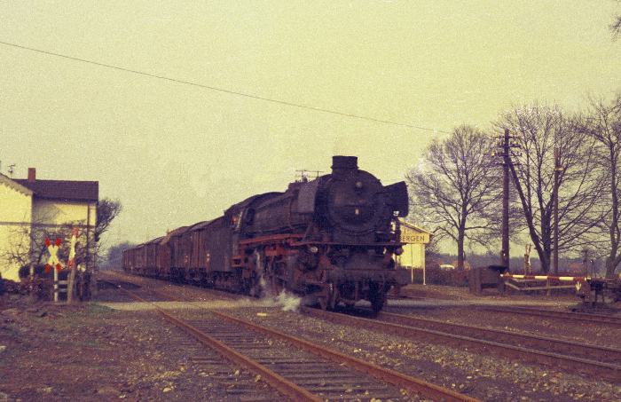 042&nbsp;083 Durchfahrt Bahnhof Elbergen, am 22.03.1975