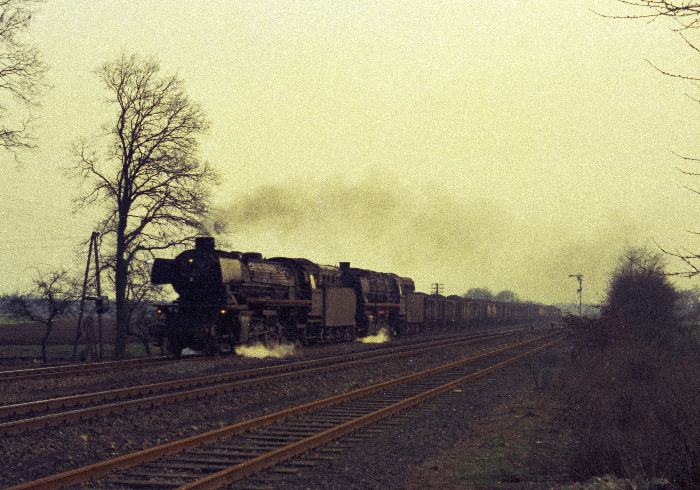 042&nbsp;106 + 043 mit Kohlezug Durchfahrt Elbergen, am 22.03.1975