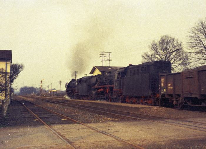 042&nbsp;106 + 043 mit Kohlezug Durchfahrt Elbergen, am 22.03.1975