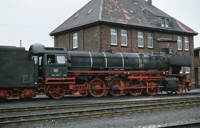 042&nbsp;113 im Bw Rheine, am 10.09.1977