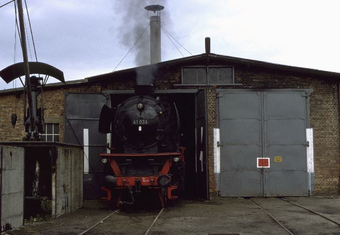41&nbsp;024 wird hochgeheizt in dem kleinen Lokschuppen in Königstein, um 08:30h am 23.09.1979