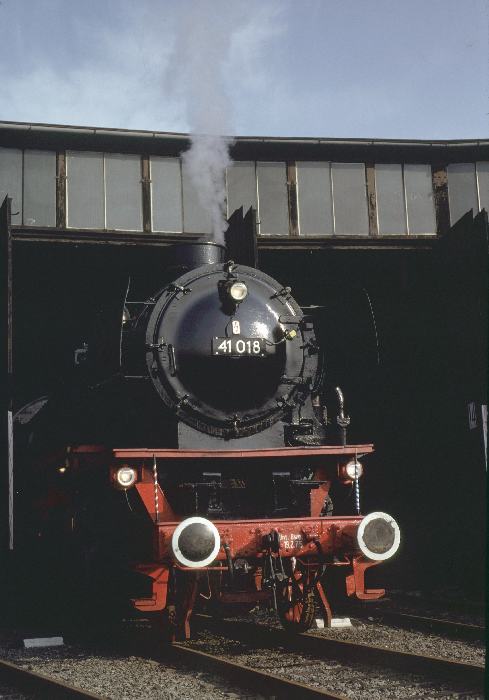 41&nbsp;018 am Lokschuppen in Attnang-Puchheim, um 6:30h am 25.05.1980