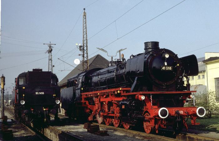41&nbsp;018 neben 93.1455 in Attnang-Puchheim (Österreich), am 25.05.1980