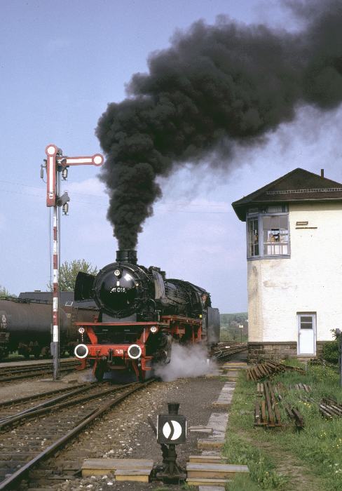 41&nbsp;018 beim Umsetzen an das andere Ende vom Sonderzug in Ried (Österreich); um 17:30h am 25.05.1980
